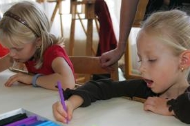 Ilustrační foto dětí pracujících v mimoškolním zařízení