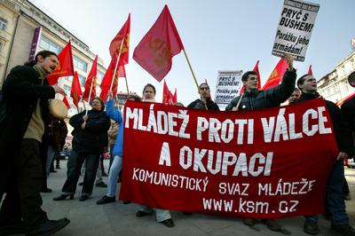 Mladí komunisté na demonstraci proti válce v Iráku.