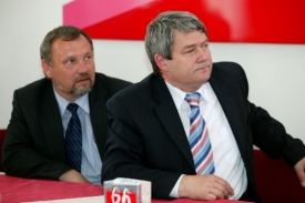 Komunističtí lídři Vojtěch Filip a Pavel Kováčik.