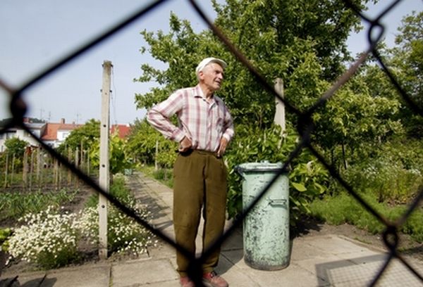 Karel Kuběna žije s Adamovými v jejich domě.