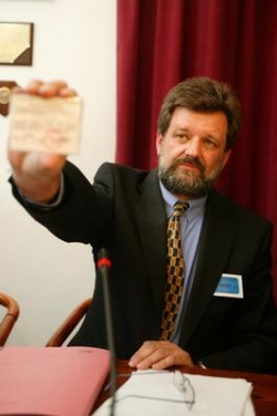 Bývalý šéf ÚOOZ Jan Kubice přinesl poslancům tajnou zprávu.