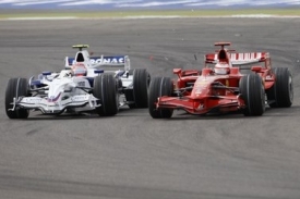 Robert Kubica (vlevo) v souboji s mistrem světa Kimim R&auml;ikk&ouml;nenem.