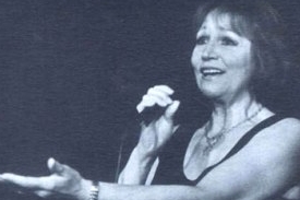 Marta Kubišová se učí na počítači