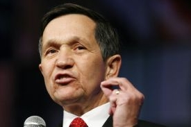 Demokrat Dennis Kucinich se rozhodl vzd&aacute;t boj o prezidenta USA.
