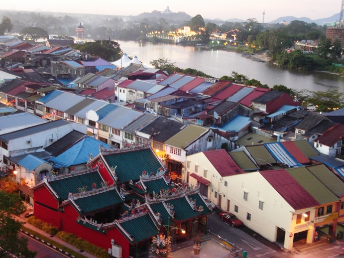 Dvě podoby Bornea: první je hlavní město Sarawaku Kuching.