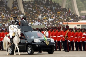 Odstupuj&iacute;c&iacute; prezident Kufuor m&aacute; r&aacute;d drah&aacute; auta.