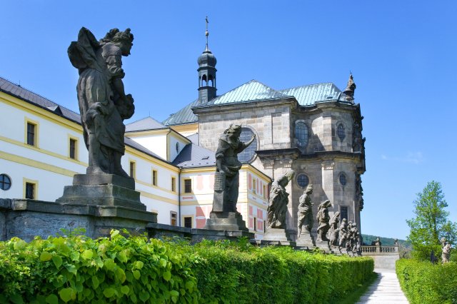 Hospital Kuks se sochami ctnosti a neřesti v popředí.