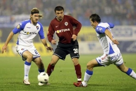 Marek Kulič v souboji s Alešem Neuwirthem a Tomášem Galáskem.