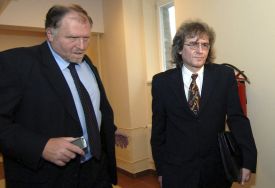bývalý sbormistr Bohumil Kulínský s právníkem Tomášem Sokolem
