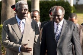 Předseda Africk&eacute; unie Kufuor a k&eacute;ňsk&yacute; prezident Kibaki (vpravo)