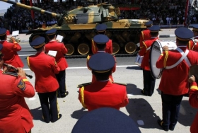 Turecký tank na vojenské přehlídce v turecké části Nikósie.