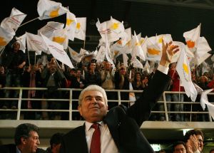 Dimitris Christofias zdraví své příznivce v Limasolu