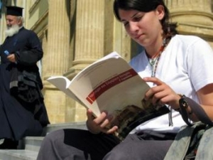 Studentka s novou středoškolskou knihou dějepisu.