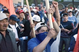 Demonstranti v Kyrgyzst&aacute;nu