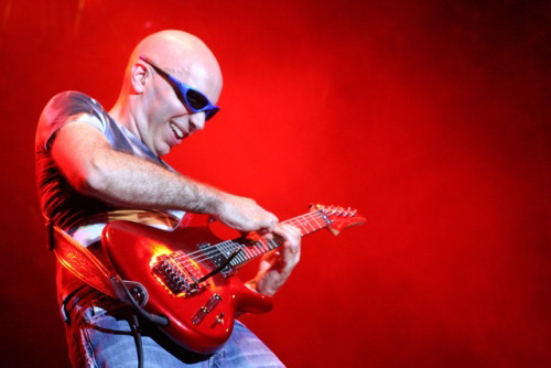 Americký kytarista Joe Satriani. 