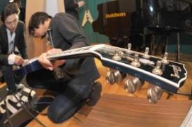 Robot Guitar během předvádění při uvedení na trh