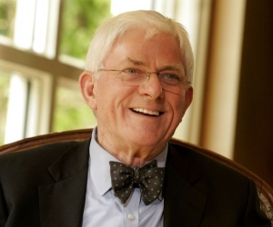 Moder&aacute;tor a nyn&iacute; i režis&eacute;r. Phil Donahue