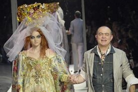 Christian Lacroix (vpravo) na Podzimním týdnu módy 