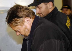 Budi&scaron;ovsk&yacute; starosta Ladislav P&eacute;ťa odch&aacute;z&iacute; v ř&iacute;jnu 2006 od soudu.
