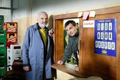 Zdeněk Svěrák a Jiří Macháček ve filmu Vratné lahve. Zdeněk Svěrák a Jiří Macháček ve filmu Vratné lahve.