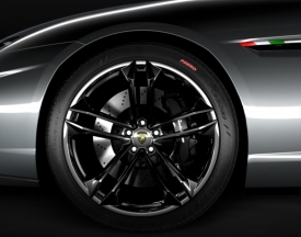 Tato silueta spolu s větracím otvorem v předním blatníku nahrává spekulacím tvrdícím, že Lamborghini v Paříži představí nový model s motorem vpředu.