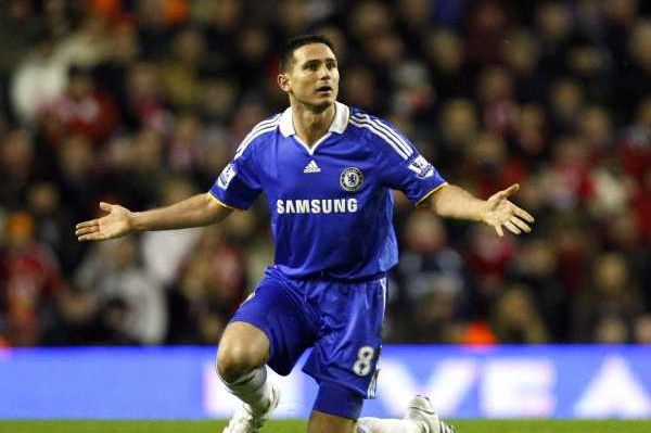 Divící se Frank Lampard, kapitán fotbalové Chelsea.
