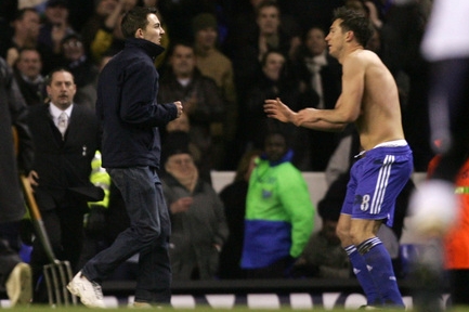Frank Lampard čelí útoku fanouška
