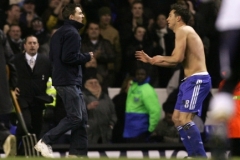 Frank Lampard čelí útoku fanouška