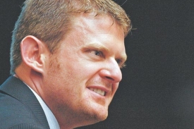 Americký cyklista Floyd Landis obviněný z dopingu.