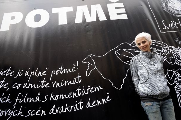 Aneta Langerová na otevření Kavárny Potmě