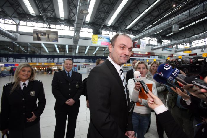 Ministr vnitra Ivan Langer na letišti v Ruzyni. 