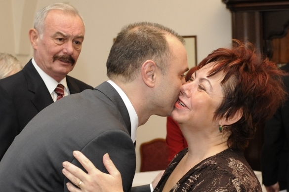 Polibek mezi ODS a KSČM v podání Ivana Langera a Marty Bayerové.