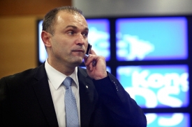 Ivan Langer ukázal na novinářku sprosté gesto.