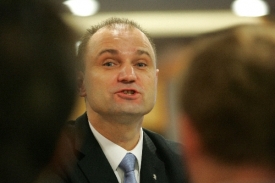 Ivan Langer zaslal reportérce ČT květiny a dopis.