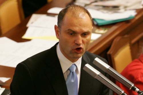 Langer má jednat s hejtmany o majetku krajů kvůli poplatkům.