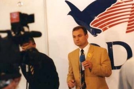 Ještě jako senátor - a v dotčené době i korunní princ ODS - na tiskové konferenci strany 26. 4. 2004.
