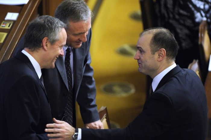 Z této trojice zatím neukázal vztyčený prostředník jen Svoboda.