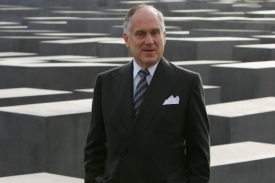 Americký miliardář Ronald Lauder.