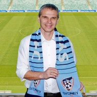 Kouč Vítězslav Lavička se šálou svého nového klubu FC Sydney.