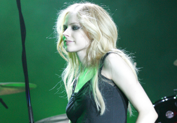 Kanadská zpěvačka Avril Lavigne úspěšně vydělává sobě i jiným.
