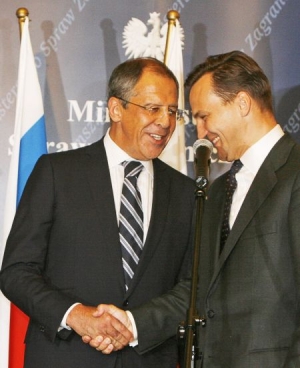 Úsměvy. Ruský šéf diplomacie Lavrov a jeho polský kolega Sikorski.