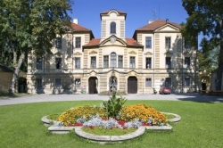 Zámek v Lázních Bělohrad se promění v luxusní bydlení pro seniory. Zámek v Lázních Bělohrad se promění v luxusní bydlení pro seniory.
