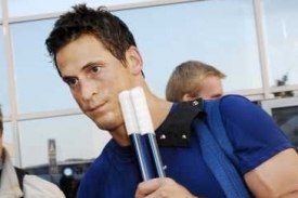 Lecavalier se po tréninku ochotně podepisoval fanouškům. Lecavalier se po tréninku ochotně podepisoval fanouškům.