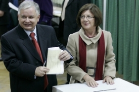 Lech Kaczyński se svoj&iacute; manželkou Mariou