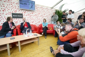 Christopher Lee během debaty s diváky.