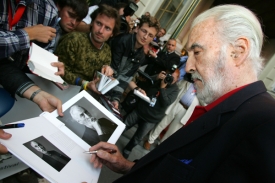 Christopher Lee se po příjezdu věnoval fanouškům.