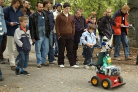 Roboty na trase sledovali početn&iacute; fanou&scaron;ci.