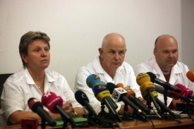 Skupina ošetřujících lékařů se schází dvakrát denně.