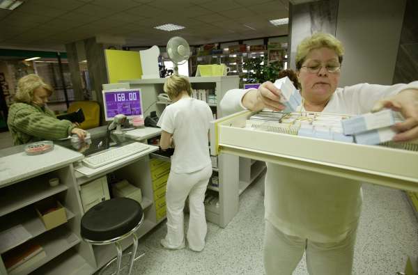 Česká lékárnická komora vyzvala lékarny k vybírání poplatků. Česká lékárnická komora vyzvala lékarny k vybírání poplatků.