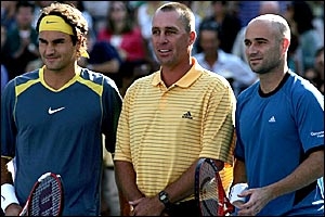 Ivan Lendl (uprostřed), po jeho pravici Roger Federer, nalevo Andre Agassi